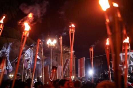 Realizaron una marcha de antorchas por la situación edilicia de las escuelas
