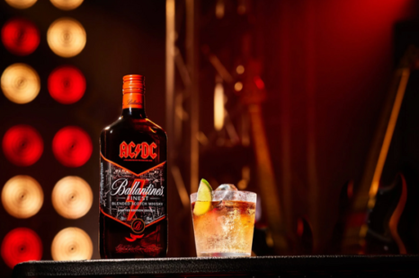 AC/DC lanzó su propia botella de whisky por sus 50 años